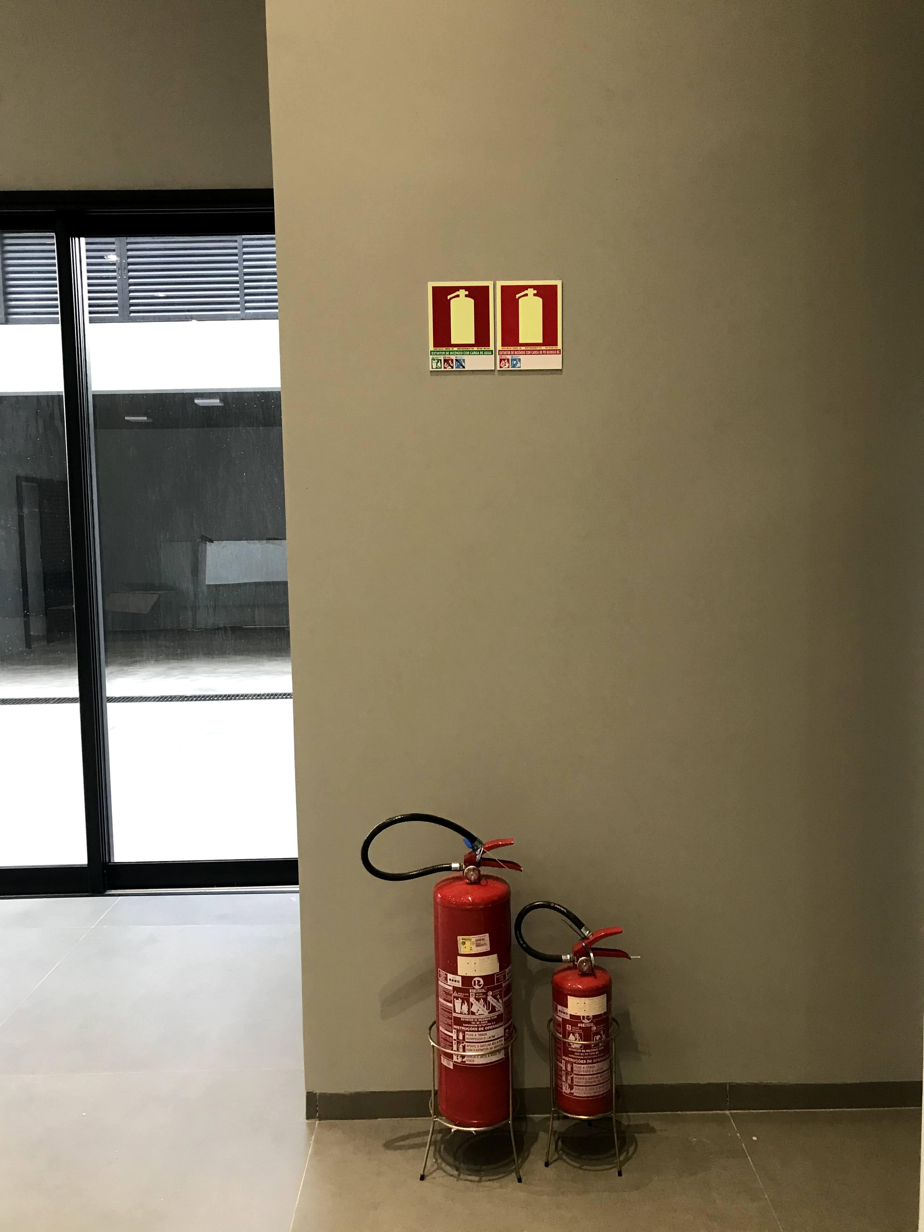 Extintores de incêndio.